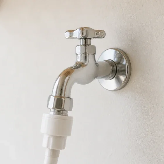 給水ホースを接続する洗濯機用単水栓のイメージ