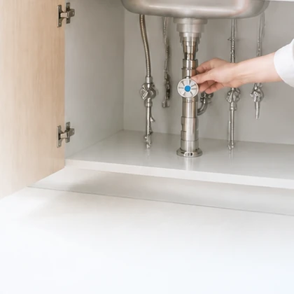 止水栓を確認する手元