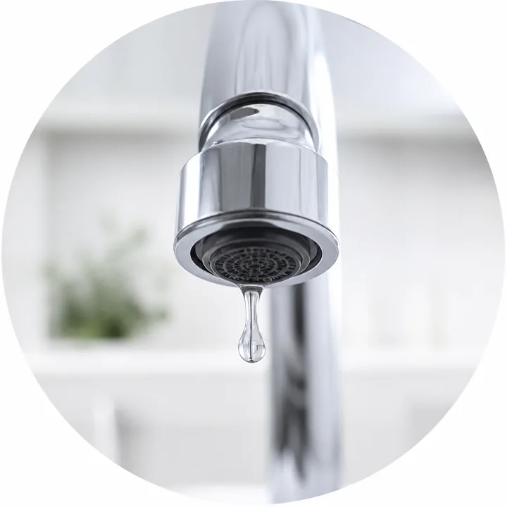 吐水口から落ちる一滴の水