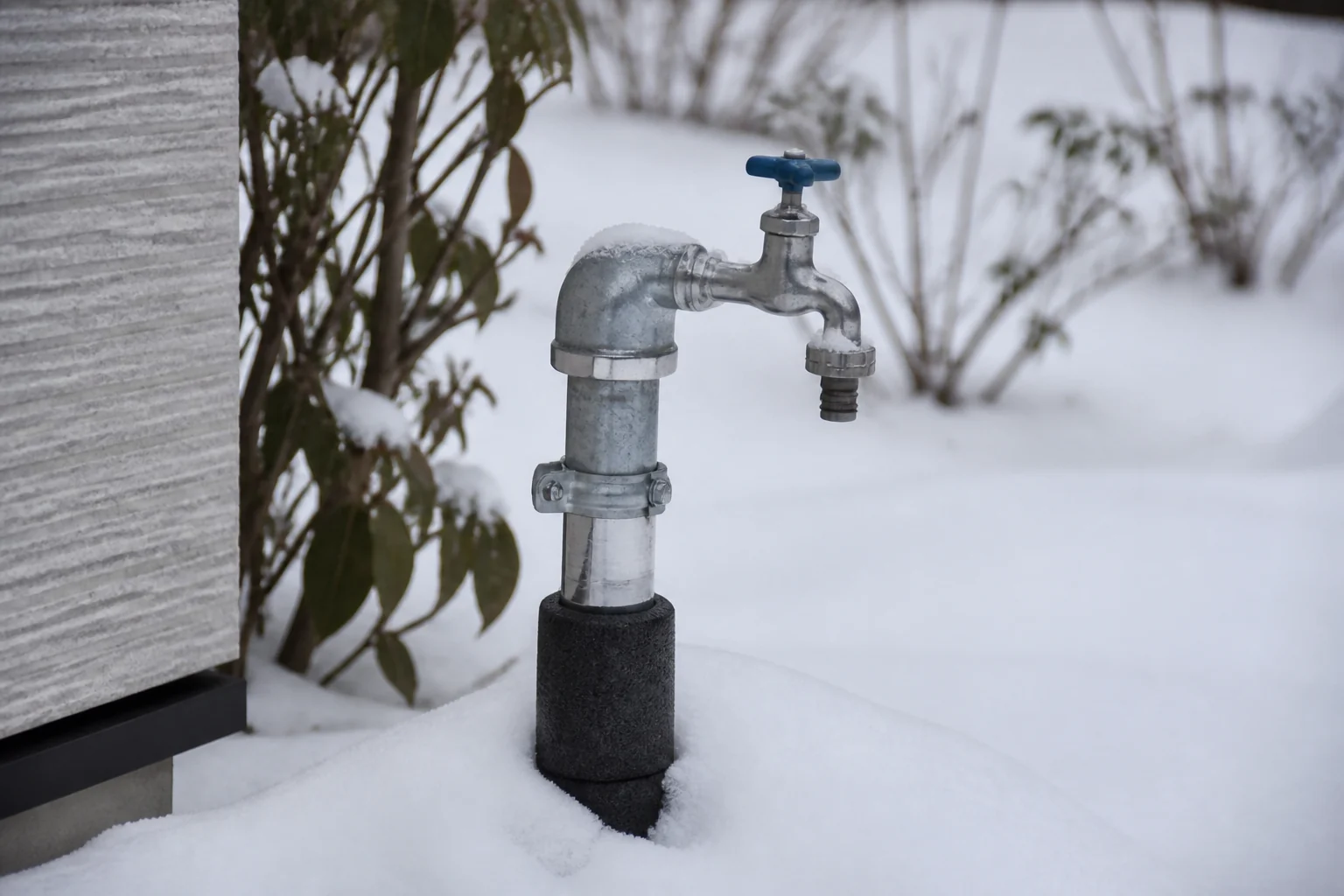 積雪期の北海道住宅にある屋外水栓