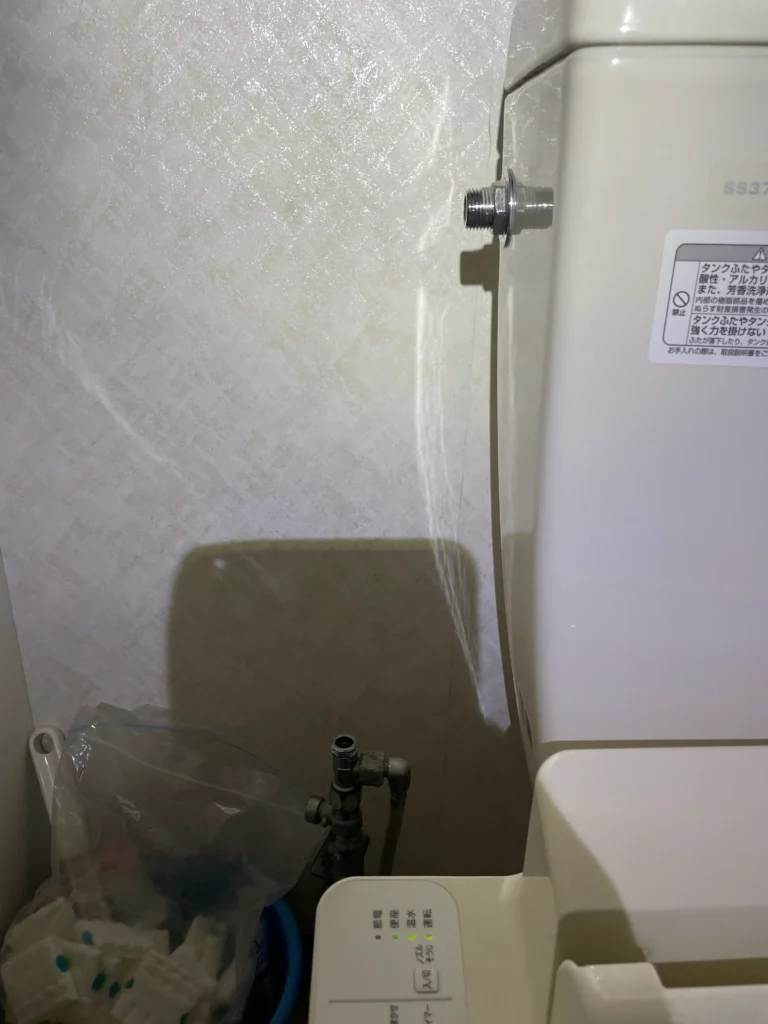 20250911トイレ給水管取替水漏れ工事施工中写真