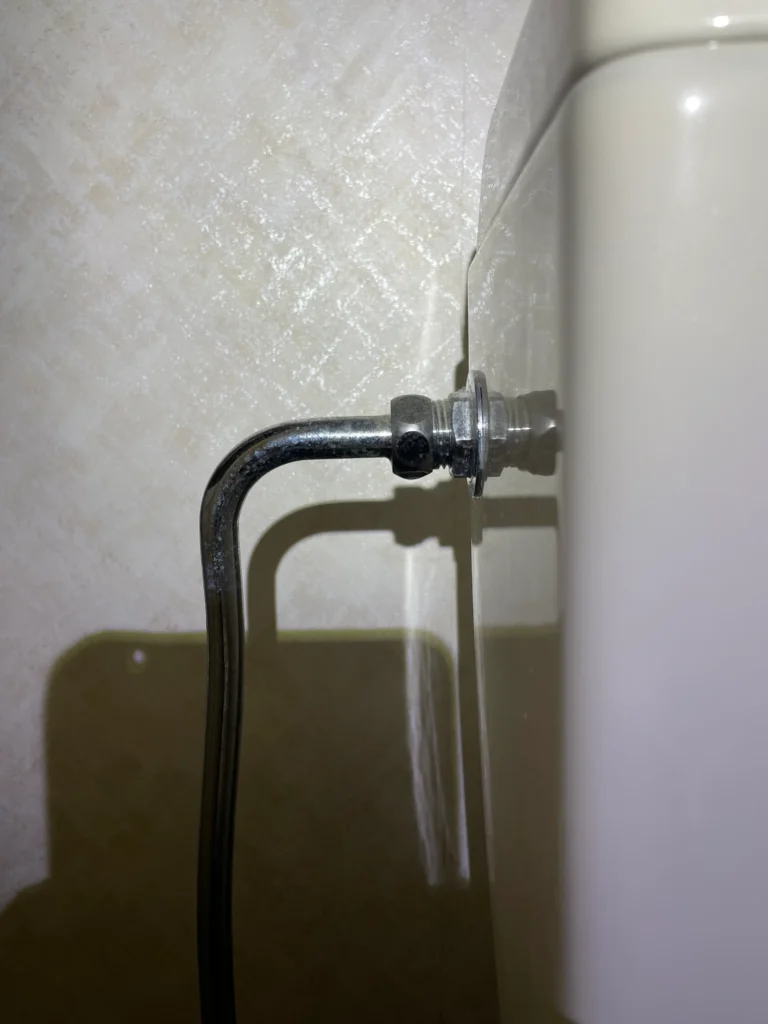 トイレ給水管取替水漏れ工事施工前