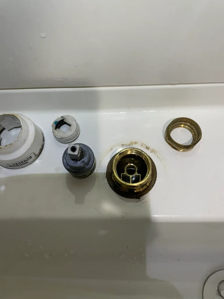 洗面化粧台混合栓レバーハンドル部を分解して点検している様子