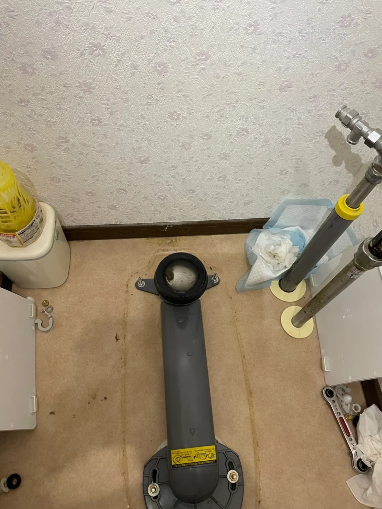 トイレ詰まり工事におけるトイレ脱着後の写真