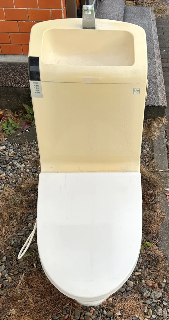 トイレ交換工事施工前トイレ全体写真