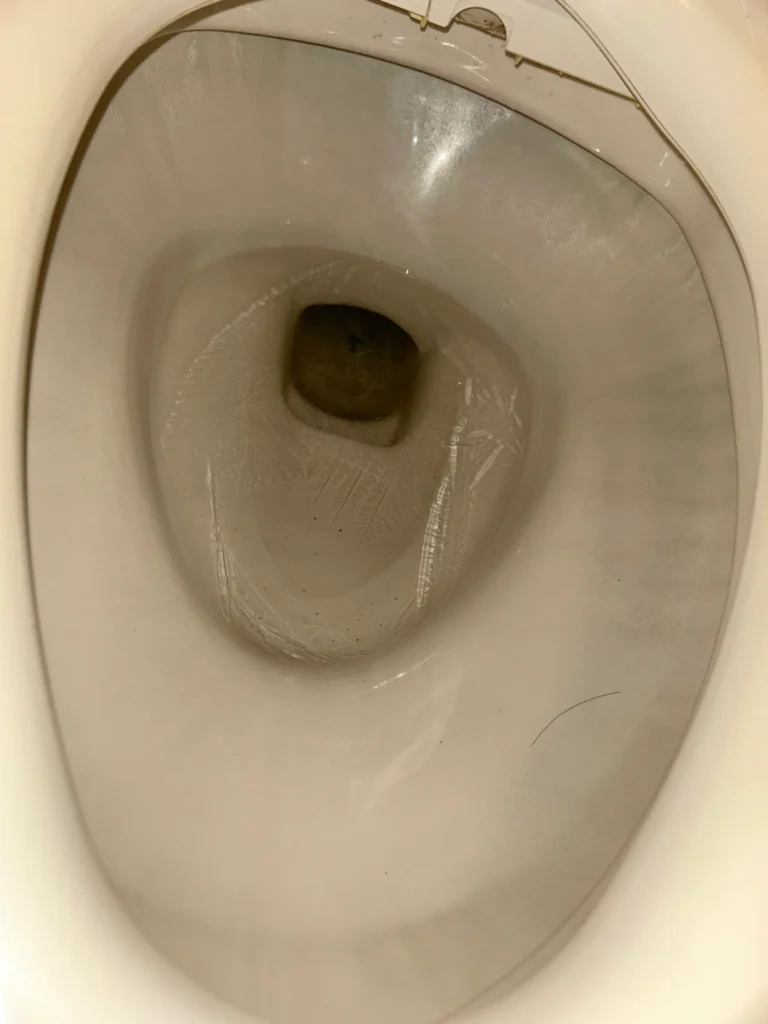 凍結によってタンク内に氷が張っている写真