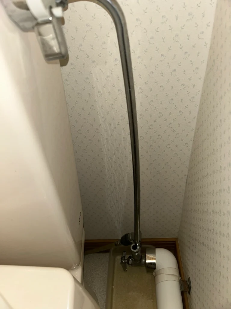 凍結破損によって配管が抜けてしまっている写真