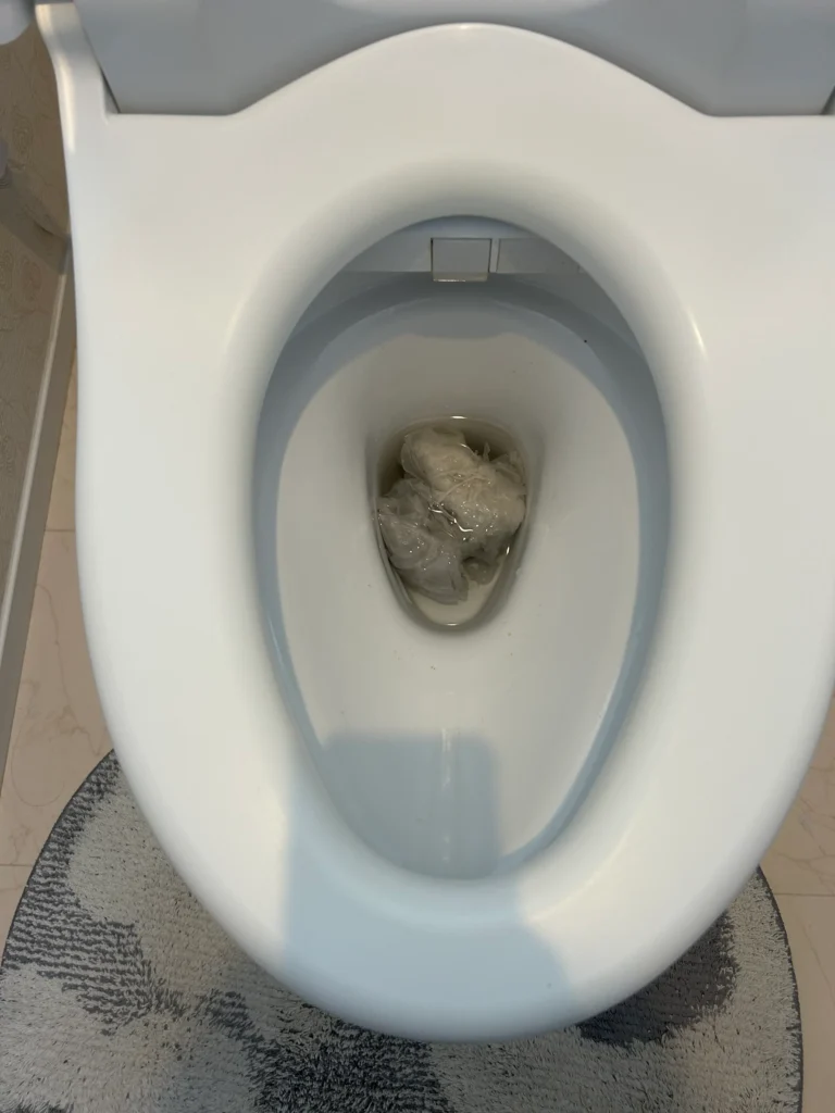 室蘭市でおしりふきによるトイレ詰まりを解消｜脱着＋床下排水管のワイヤー清掃で約20cmの塊を除去した施工事例