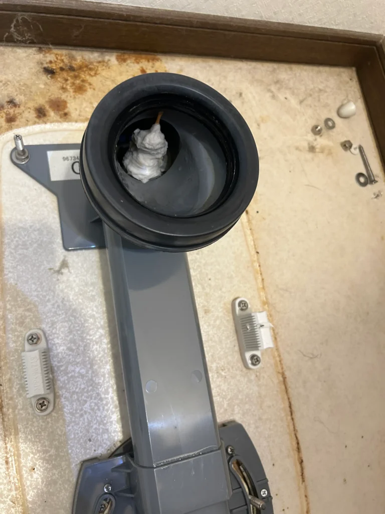 室蘭市でトイレ詰まり解消工事｜トイレットペーパーで詰まる症状を便器脱着で調査し、排水管の異物除去で改善した施工事例