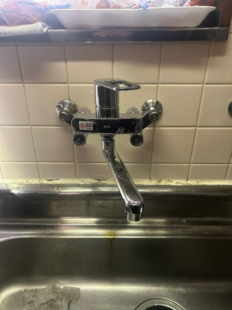 室蘭市でキッチン混合栓の取替工事｜「お湯しか出ない」原因は配管の錆による内部破損。負荷を抑える水栓選定＋錆吐きで復旧した施工事例