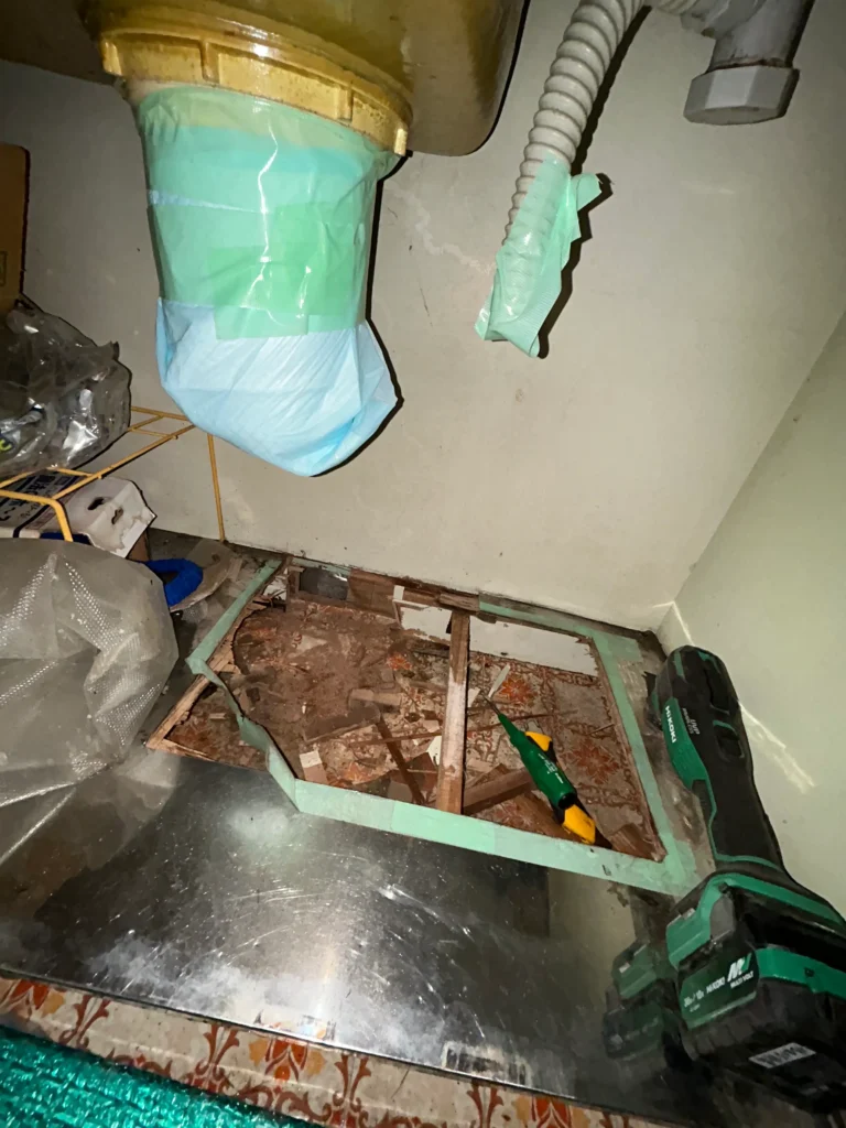 室蘭市排水改善工事キッチン下施工中写真