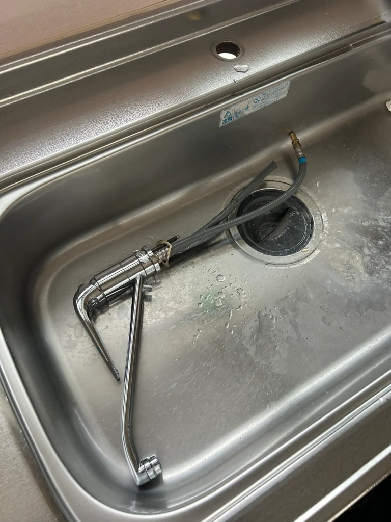 凍結によって破損したキッチン（台所）の混合栓取り外し後写真