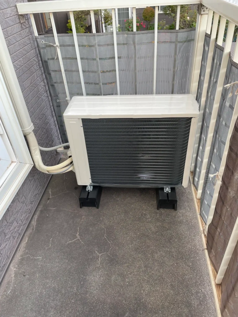 室蘭市で2階エアコン取付工事｜ベランダ設置で足場不要、コストを抑えて安全に施工した施工事例