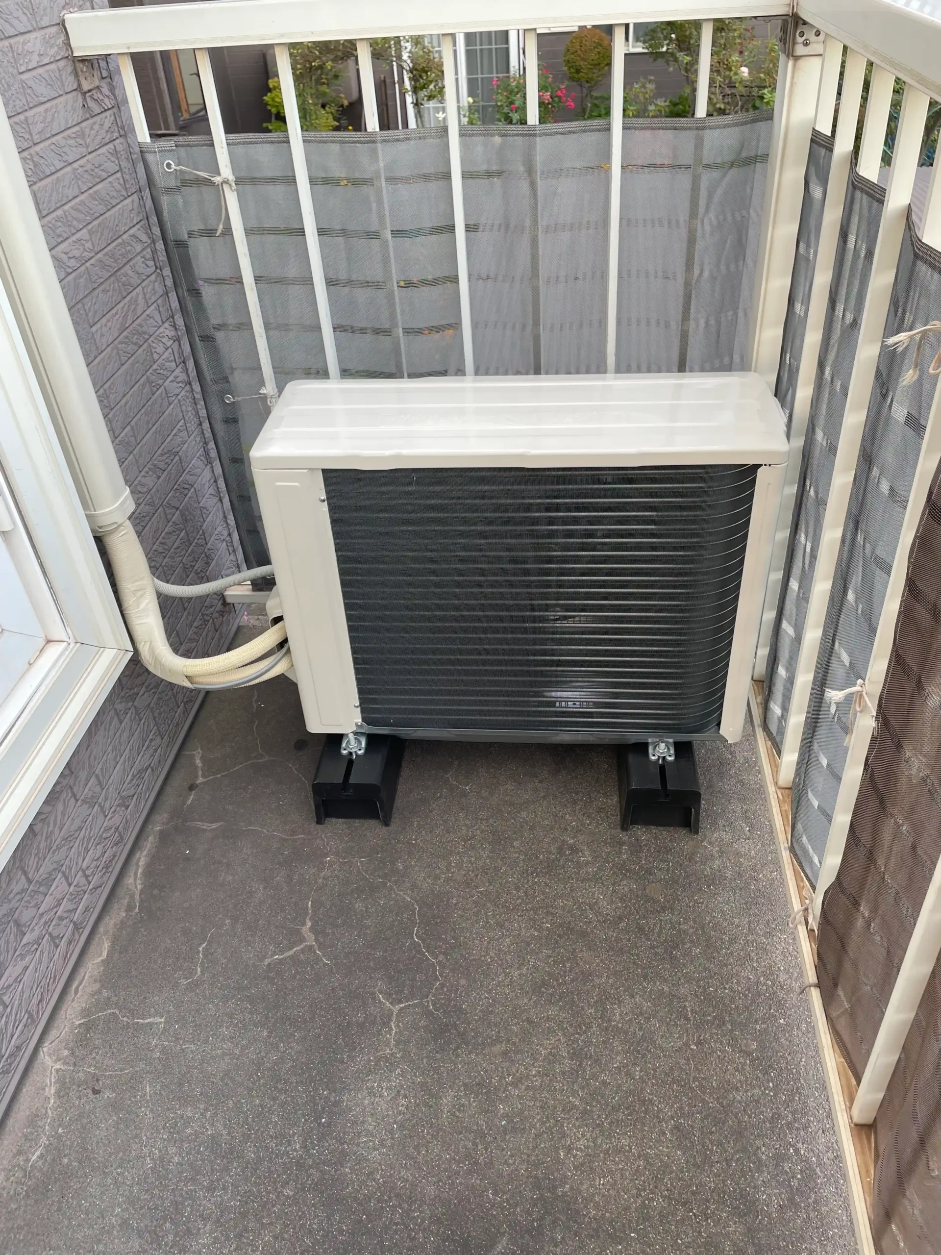 エアコン取付工事時の室外機の写真