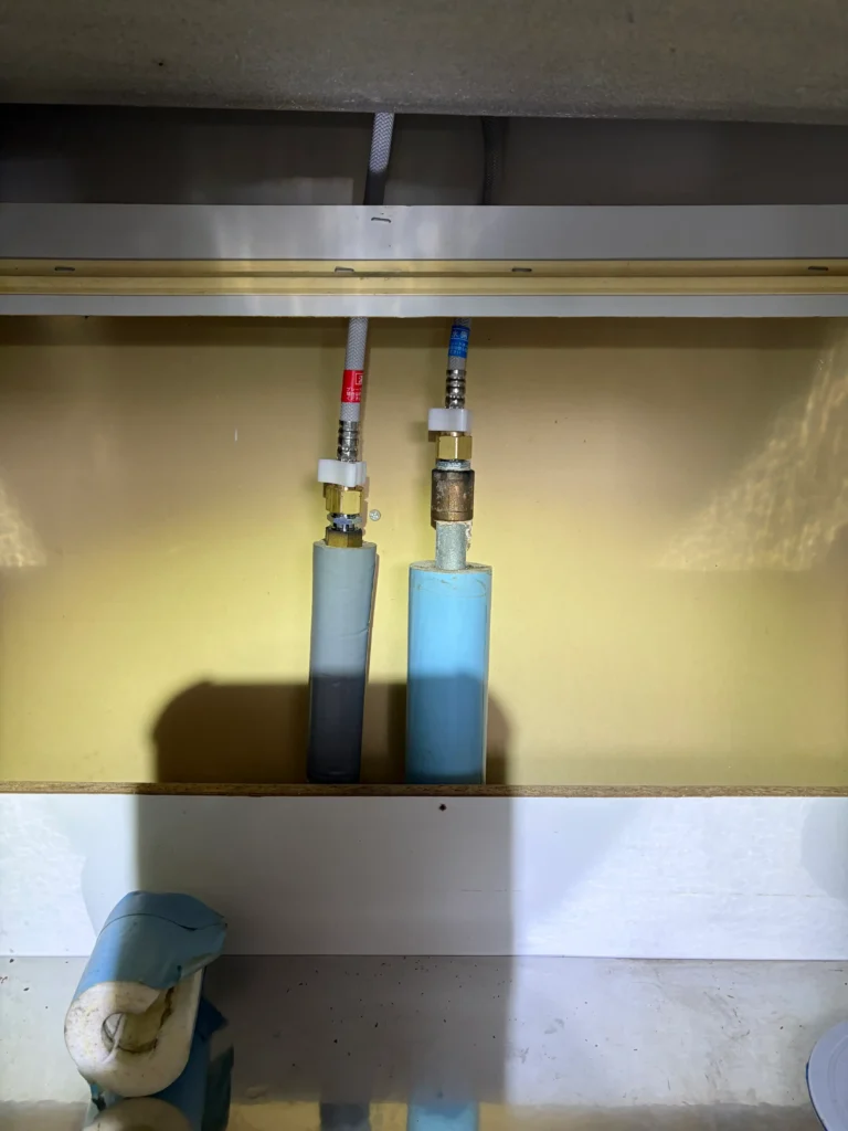 キッチン混合栓取替工事給水管・給湯管接続時写真