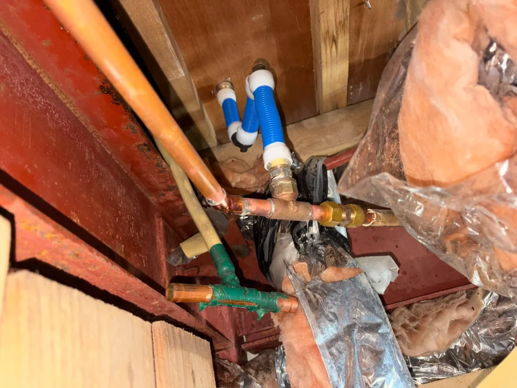 給水管凍結破損による水漏れ修理および配管ルート是正工事施工中写真