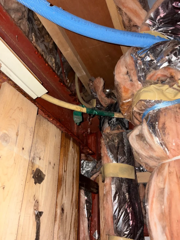 給水管凍結破損による水漏れ修理および配管ルート是正工事施工前写真